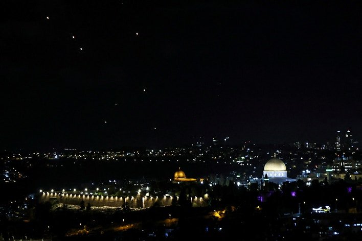 Masjid Al-Aqsa terlihat saat proyektil terbang melintasi langit setelah Iran menembakkan salvo rudal balistik ke Israel, 1 Oktober 2024. REUTERS/Jamal Awad